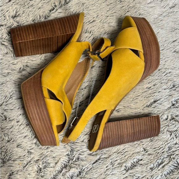 Gianni Bini Leather Platform Sandals - Picture 2 of 3